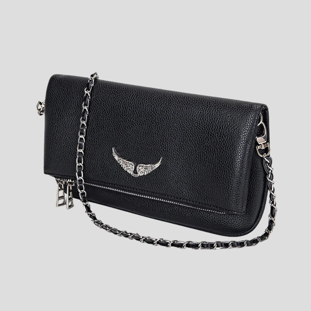 Hvit festveske i miljøvennlig skinnimitasjon med kjedestropp. Kan brukes som clutch eller elegant skulderveske.