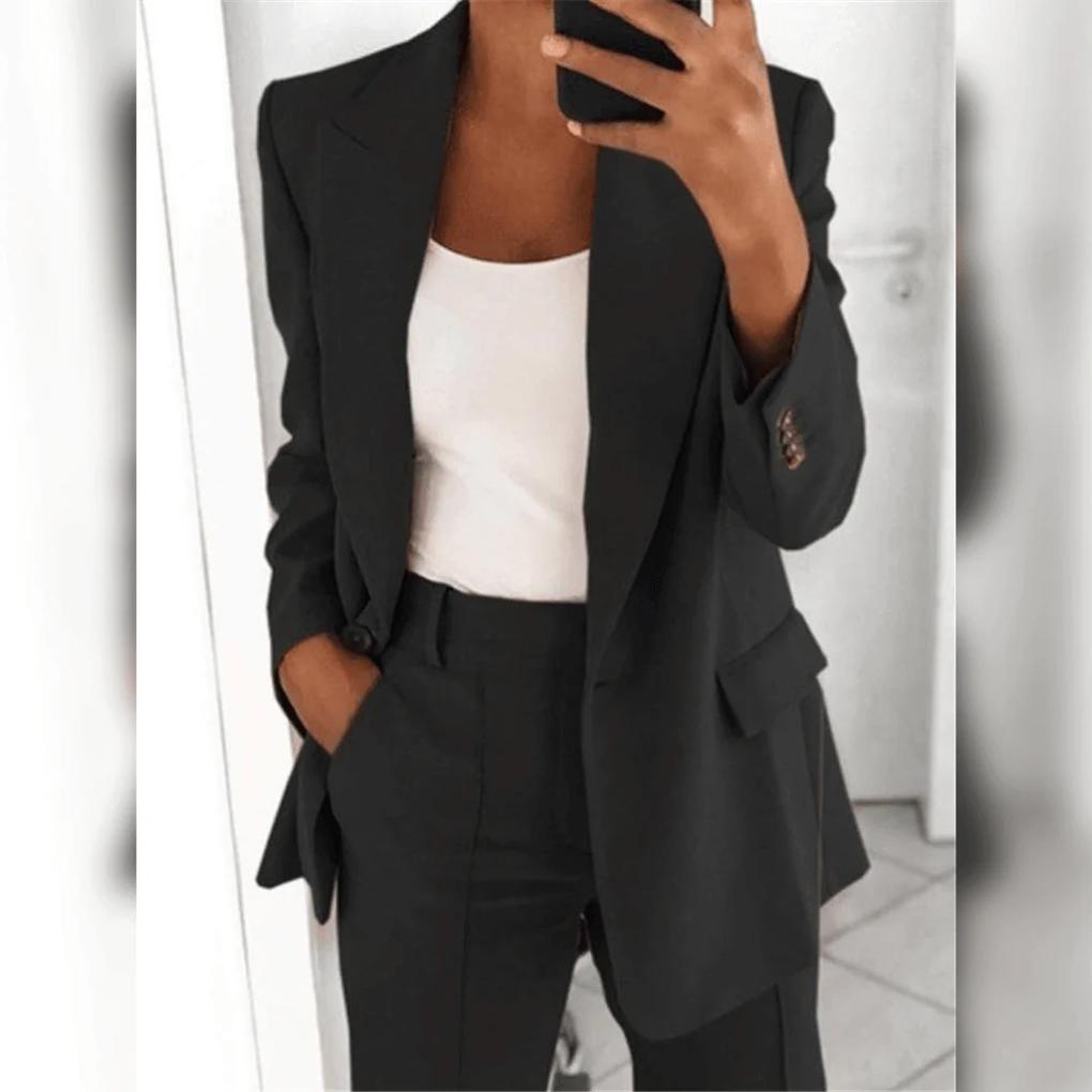 Elegant todelt dressett for dame med blazer og bukser. Perfekt formelt antrekk for jobb og fest.