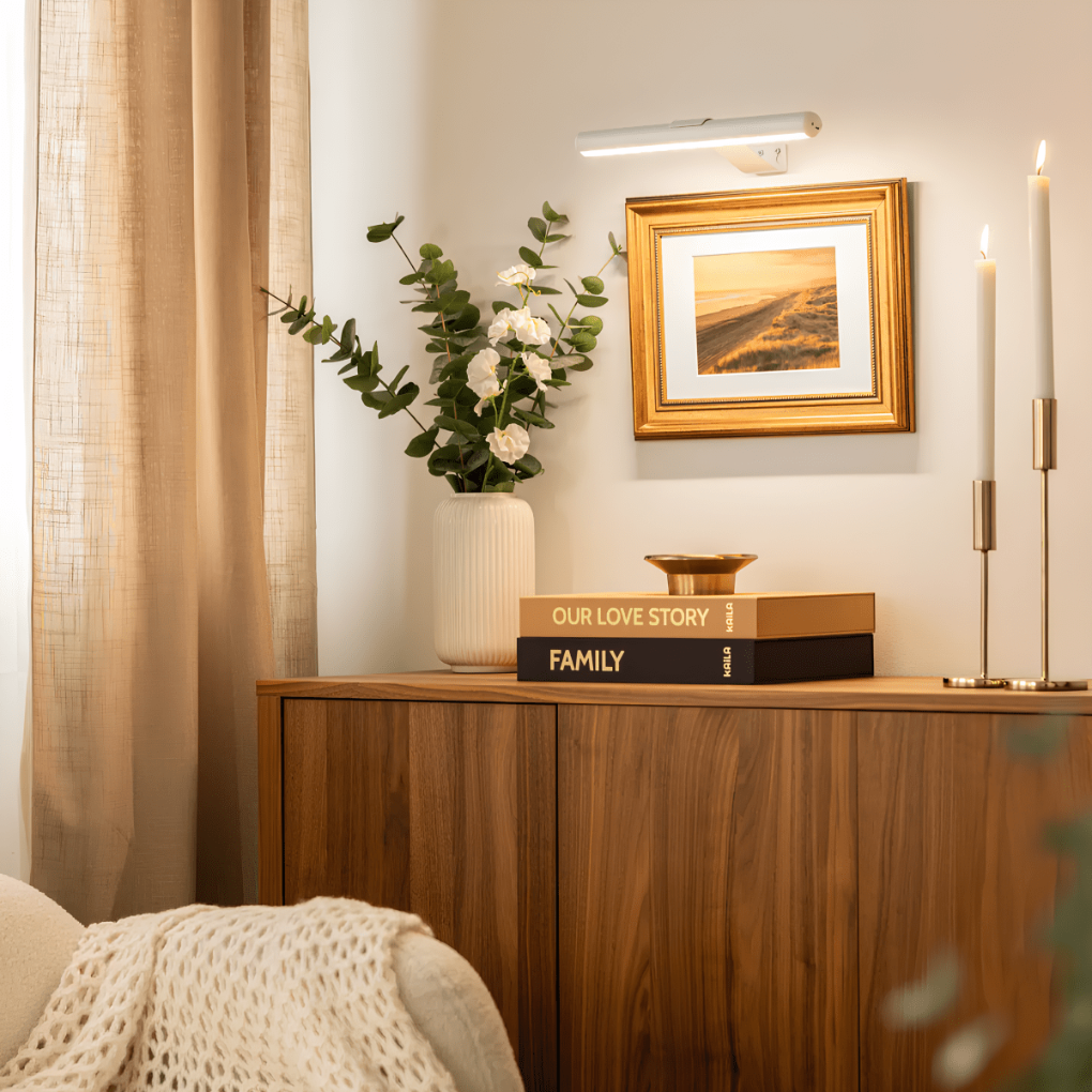 Eksklusiv trådløs bildelampe med LED-belysning. Fremhev kunsten din elegant med denne oppladbare vegglampen.