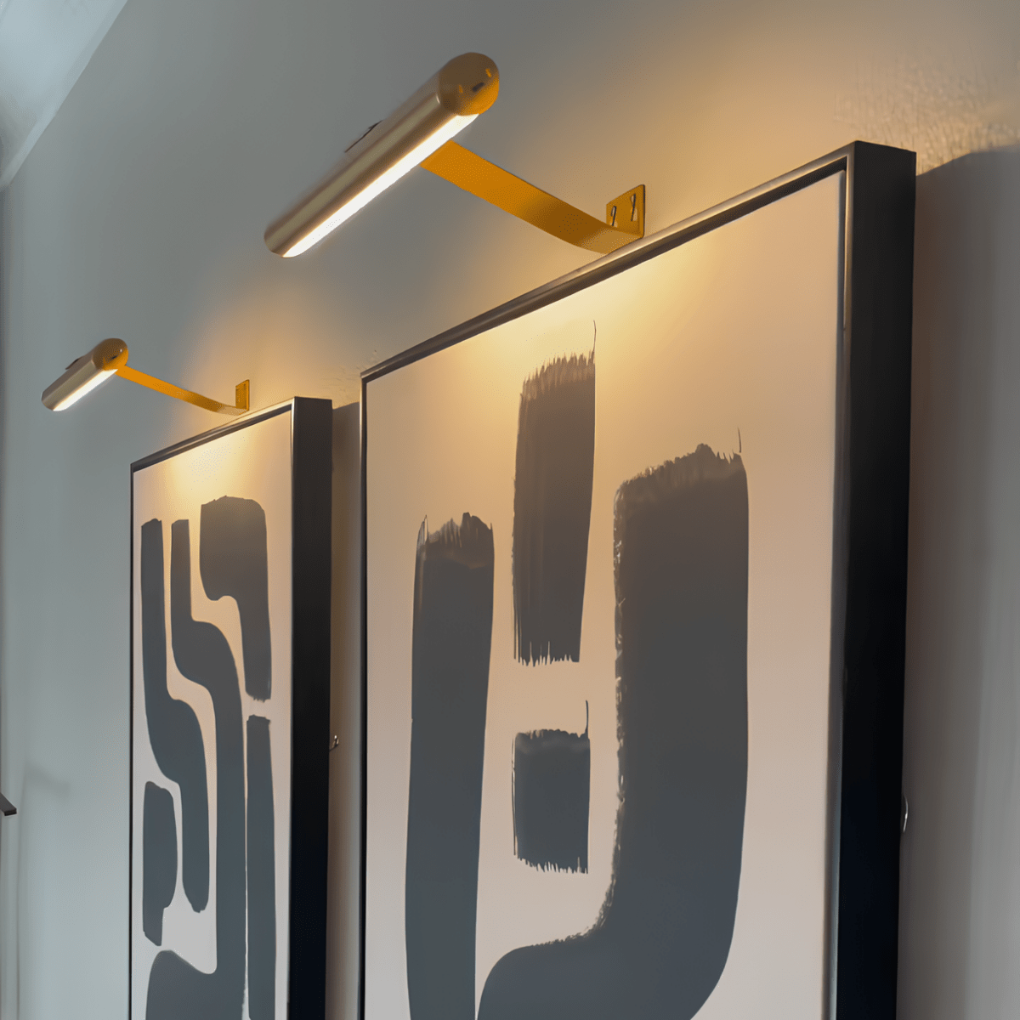Stilren, trådløs og oppladbar bildelampe. LED-kunstbelysning som passer perfekt til moderne interiør og gallerivegger.