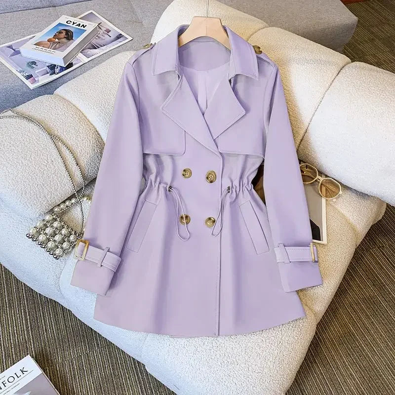 Kvinne i elegant, mellomlang trench coat i en klassisk positur, egnet for både business og hverdag.