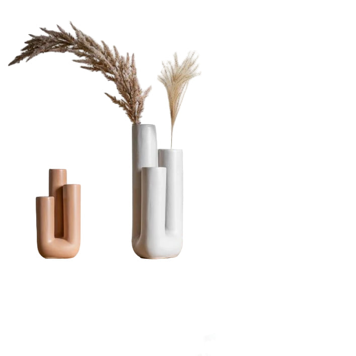 Elegant trerørs vase i minimalistisk design, perfekt for moderne interiør og unike blomsterarrangementer i hjemmet.