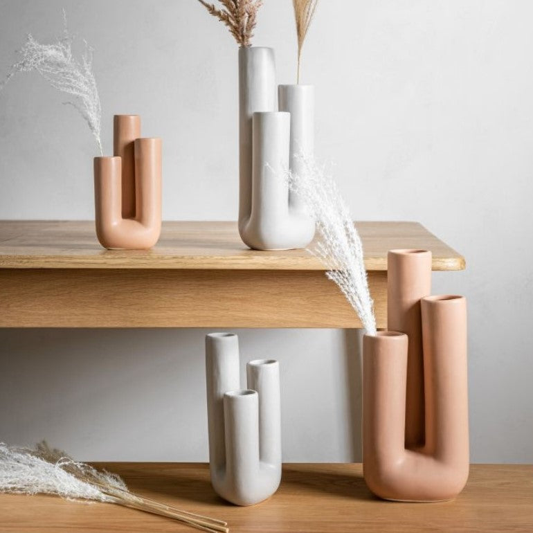 Unik trerørs vase for stilrent interiør. Perfekt for små buketter eller enkel eleganse på bordet.