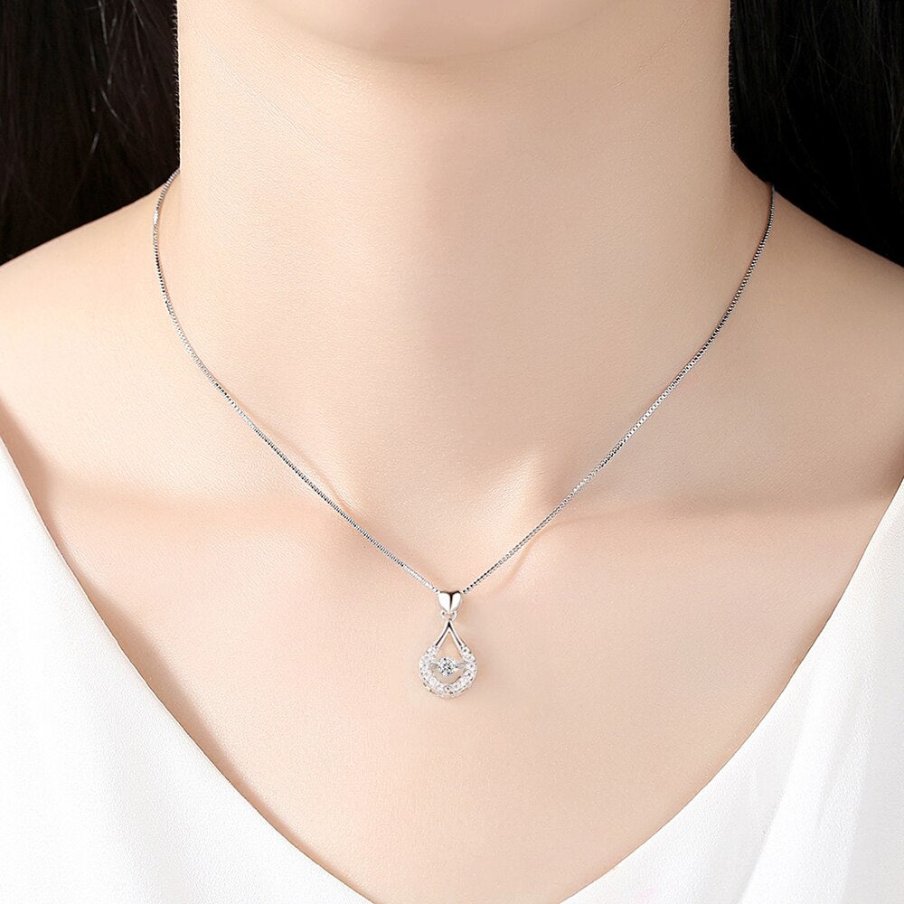 Vanndråpe krystall anheng halskjede i 925 sølv for dame. Skinnende smykke med cubic zircon.