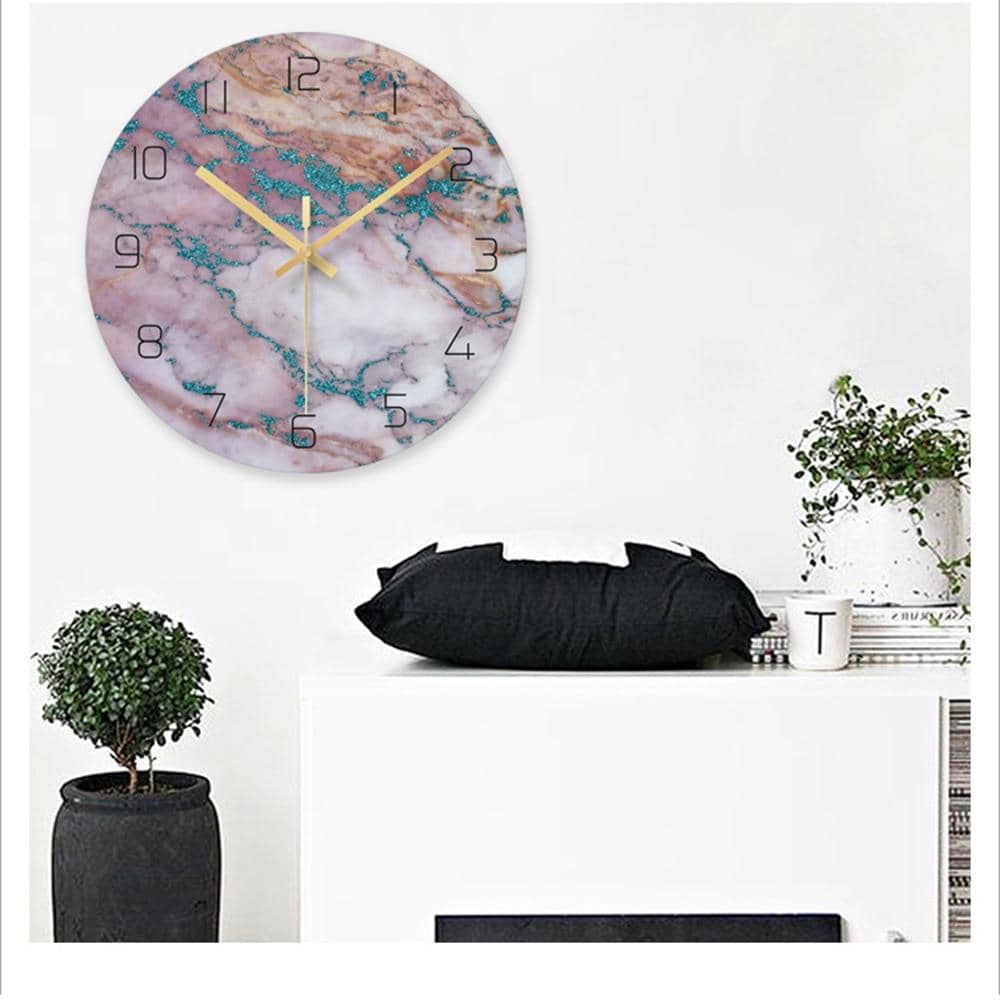 Stilren designklokke med luksuriøs marmoreffekt. Elegant vegghåndklokke for et moderne interiør.