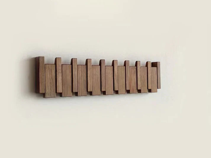 Moderne tre klesstativ med inspirert pianodesign. Funksjonell og dekorativ møbel for entré, soverom eller kontor.