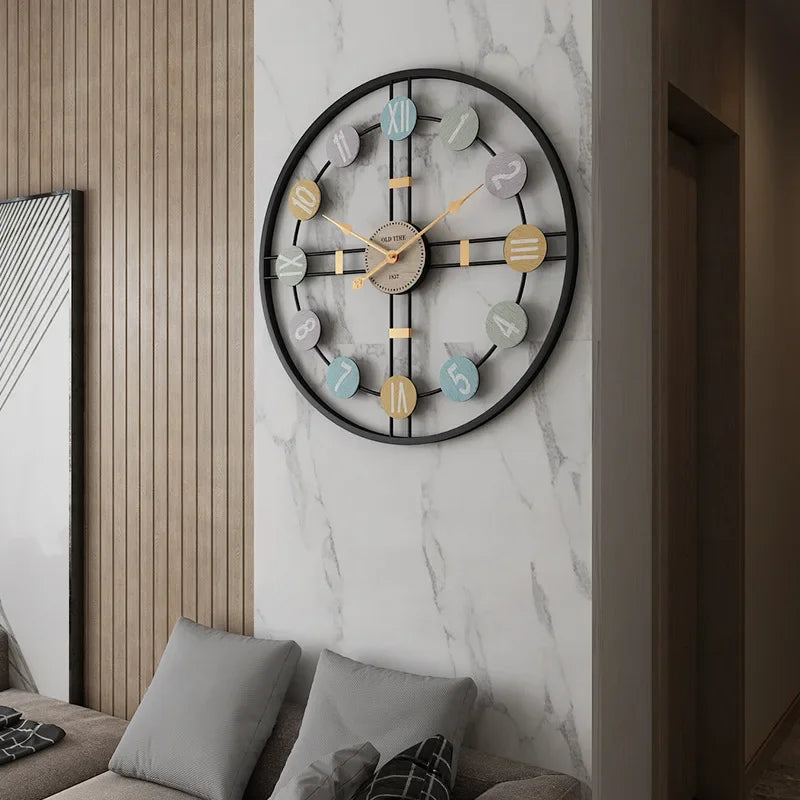 Minimalistisk designklokke i metall, elegant veggur med 3D romertall for stilrent interiør.