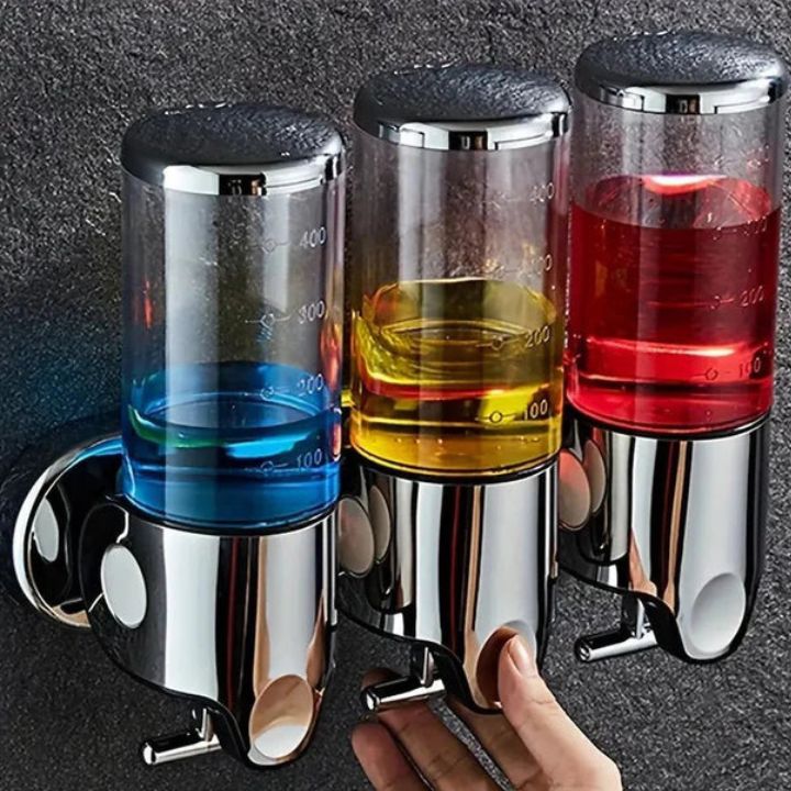 Organiser badet med elegant veggmontert dispenser for flytende såpe og sjampo.