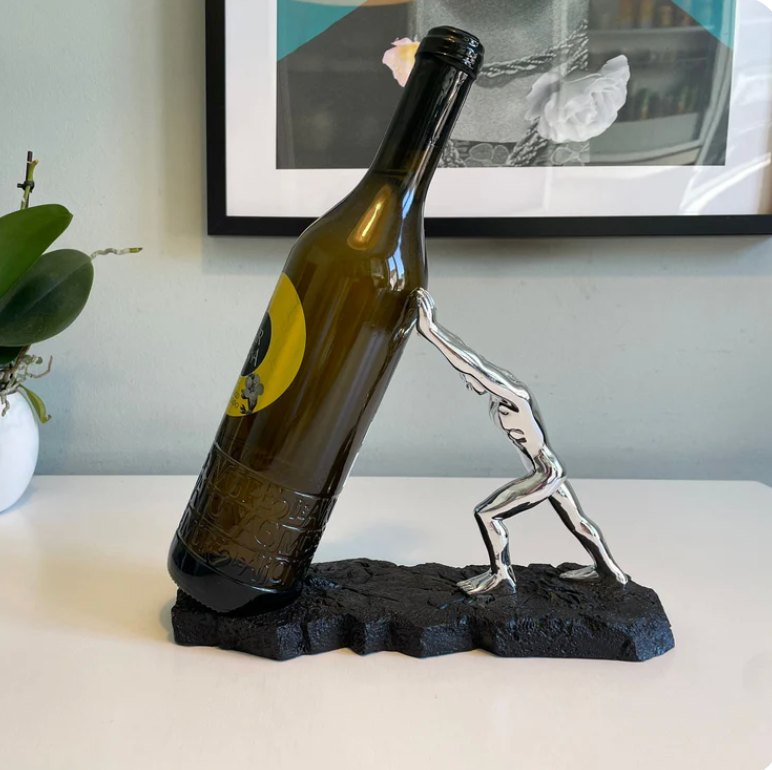 Interiørdesign vinflaskeholder i stilren utførelse. Elegant borddekorasjon for moderne hjem, tilgjengelig i gull/sølv.