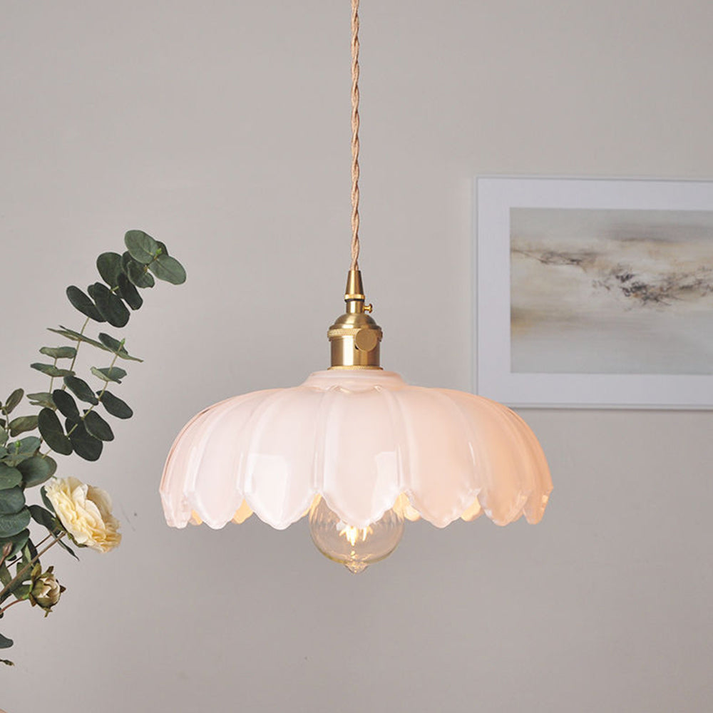 Elegant vintage hengelampe. En dekorativ taklampe som tilbyr stilfull og stemningsfull belysning.