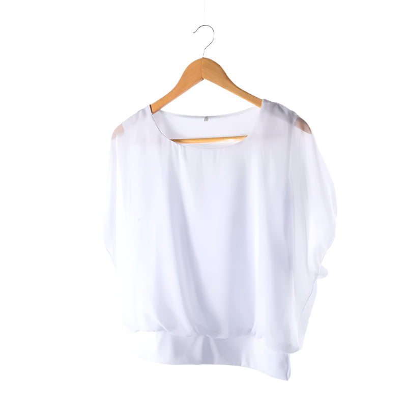 Allsidig volangbluse for kvinner, med rund hals og løs passform. Komfortabel og elegant.