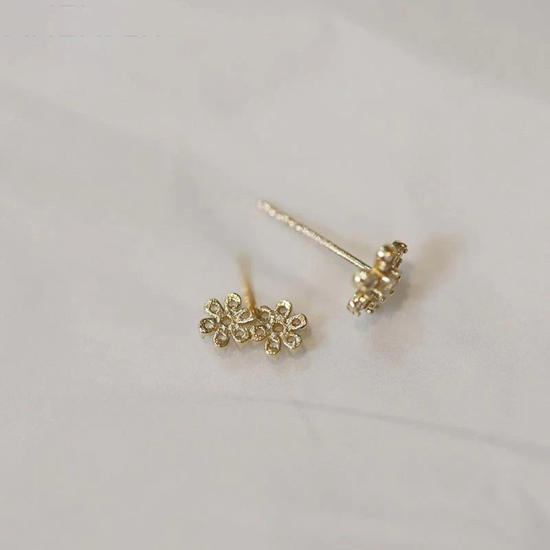 Elegante blomster øredobber for kvinner, delikate studs med skinnende zirconia, perfekt motetilbehør.