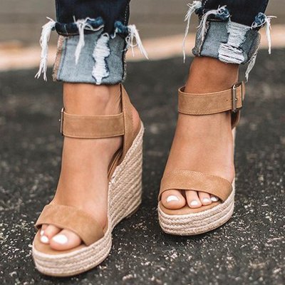 Komfortable svarte dame sandaler med espadrille kilehæl. Ideelle åpen tå sandaler for sommer og strand.
