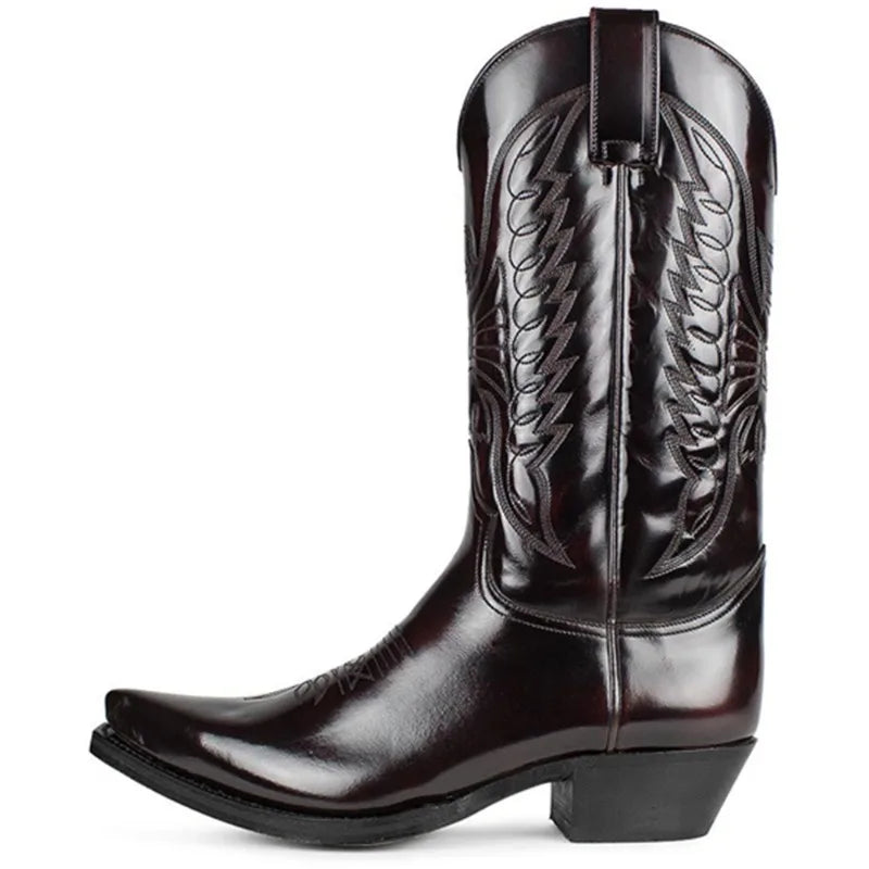 Kvinne i elegante svarte mid-calf støvletter med spiss tå og retro stil. Komfortable og tidløse høststøvler.