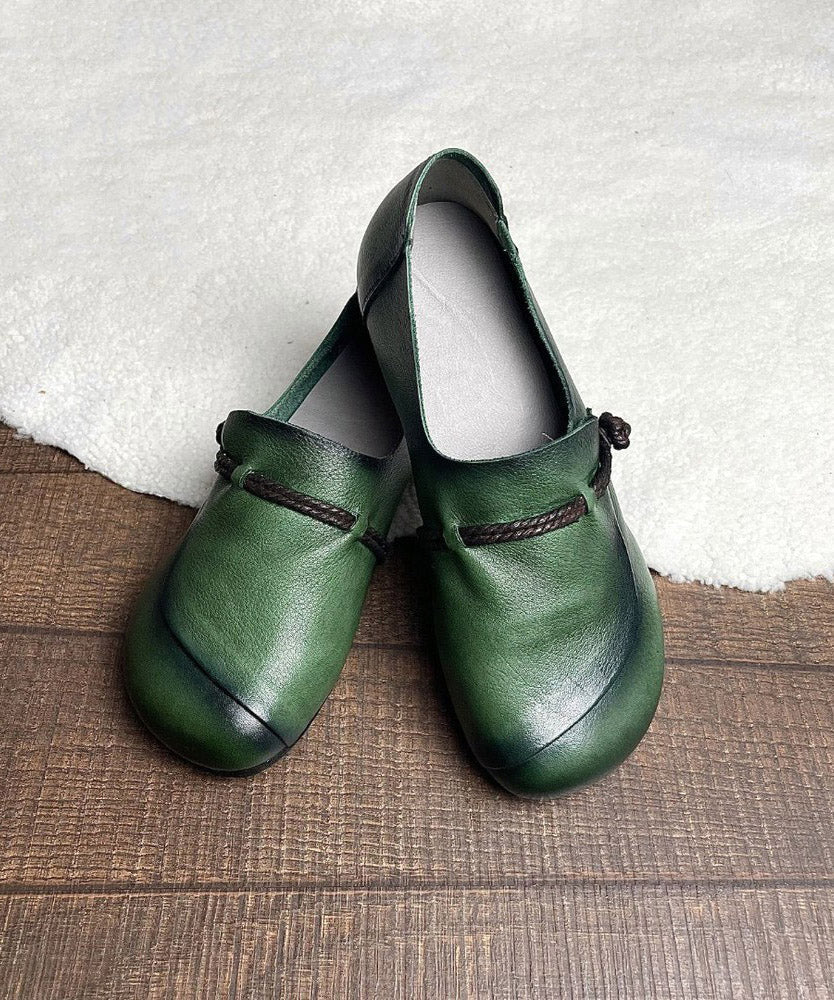 Nærbilde av tidløse retro cross strap damesko, komfortable flate sommersko for elegant hverdagsbruk.