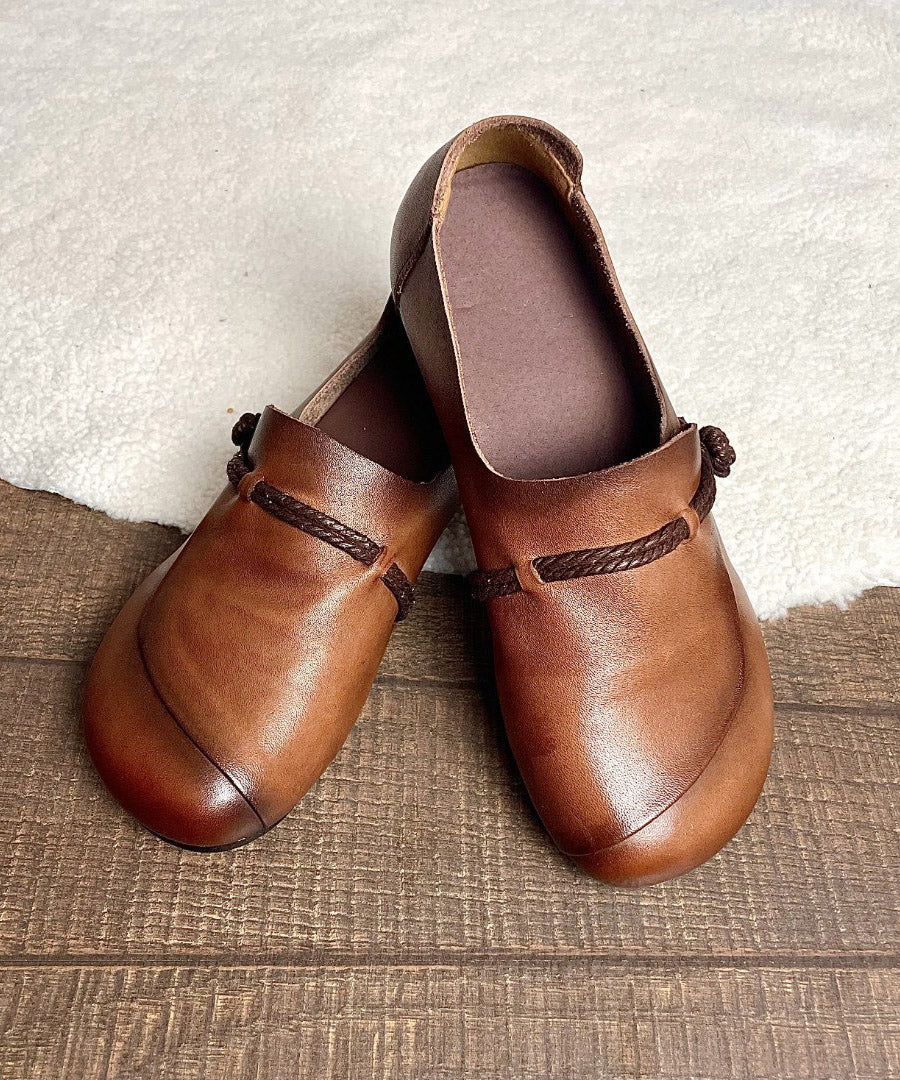 Dame retro cross strap flats på fot, perfekte som komfortable hverdagssko eller elegante sommersko.