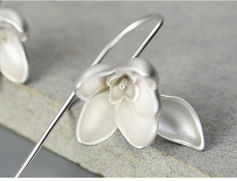 Moderne Hängeohrringe für Frauen, Magnolia-Blüten Design, Ausdruck von Eleganz.