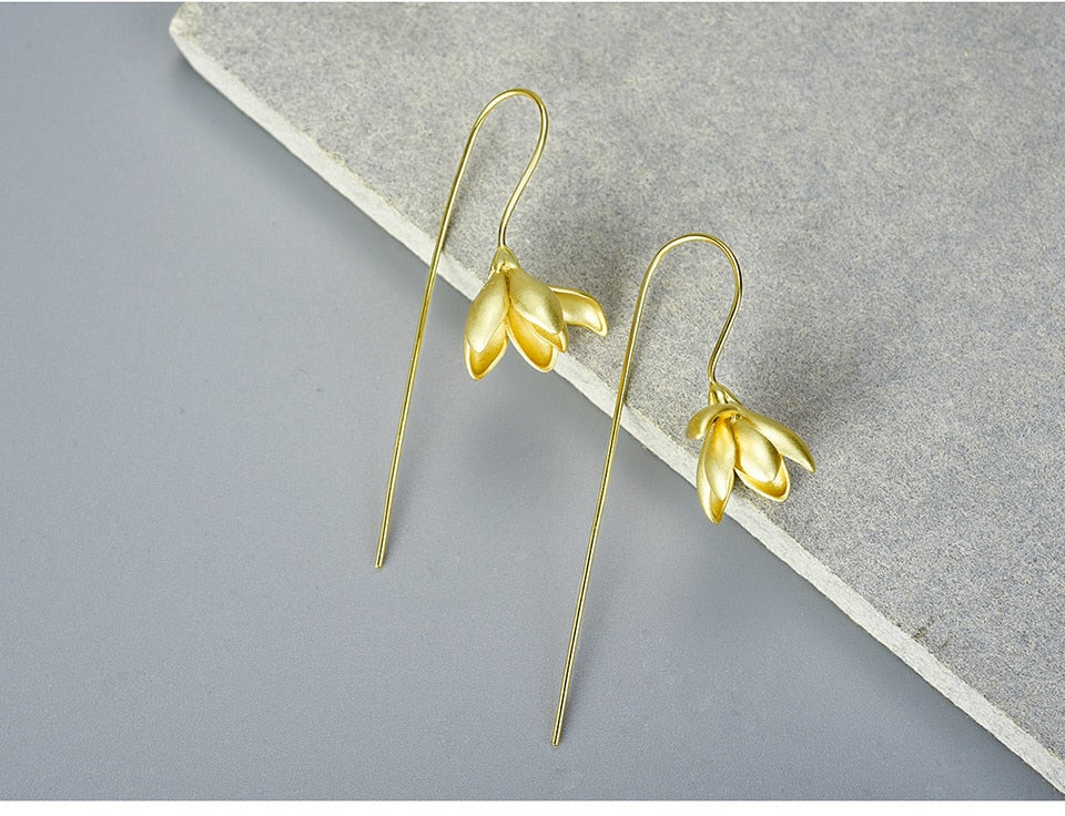 Feminine Blumenohrringe im Magnolia-Stil, leichte Legierung, angenehm zu tragen.