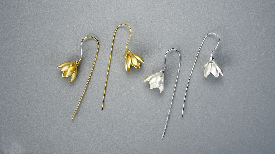 Luxuriöse Damen Hängeohrringe mit Magnolia-Motiv, auffälliges und edles Design.