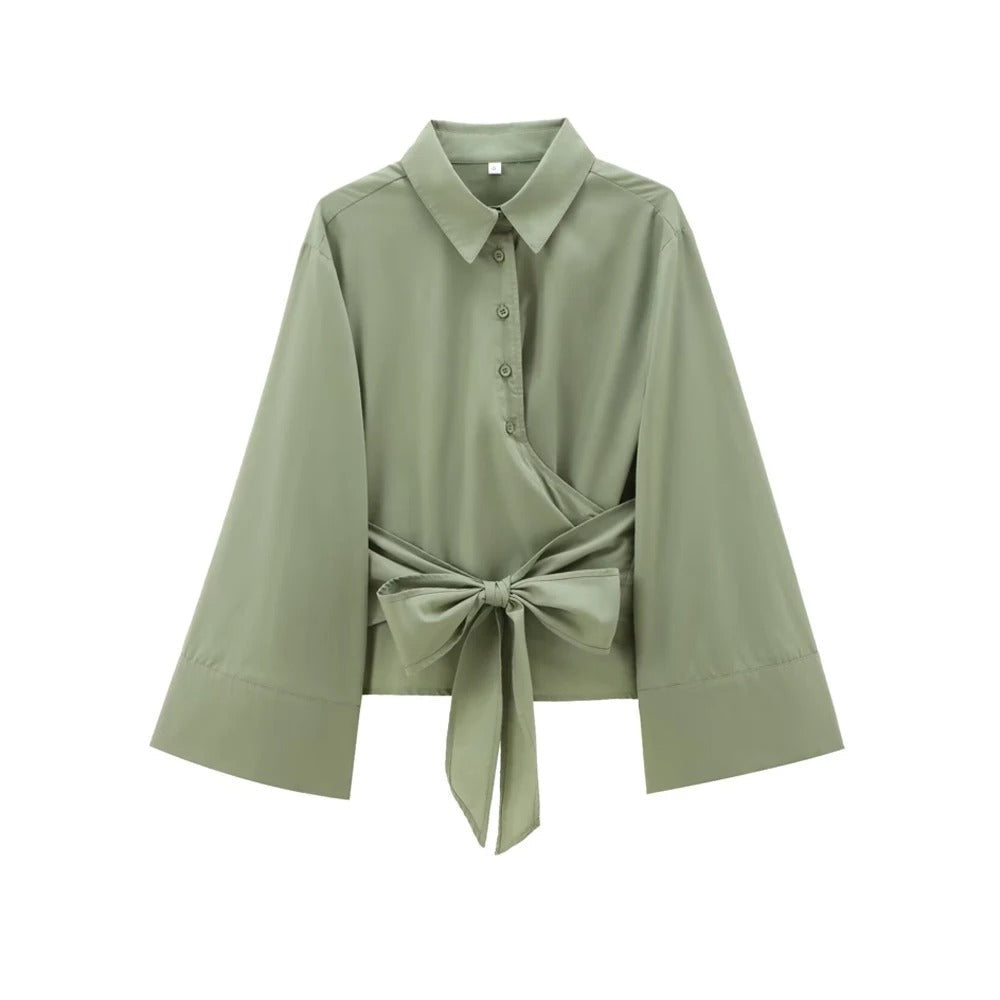 Nahaufnahme des Schleifendetails an der eleganten Damen Kimonobluse, Langarm, Mode für Damen
