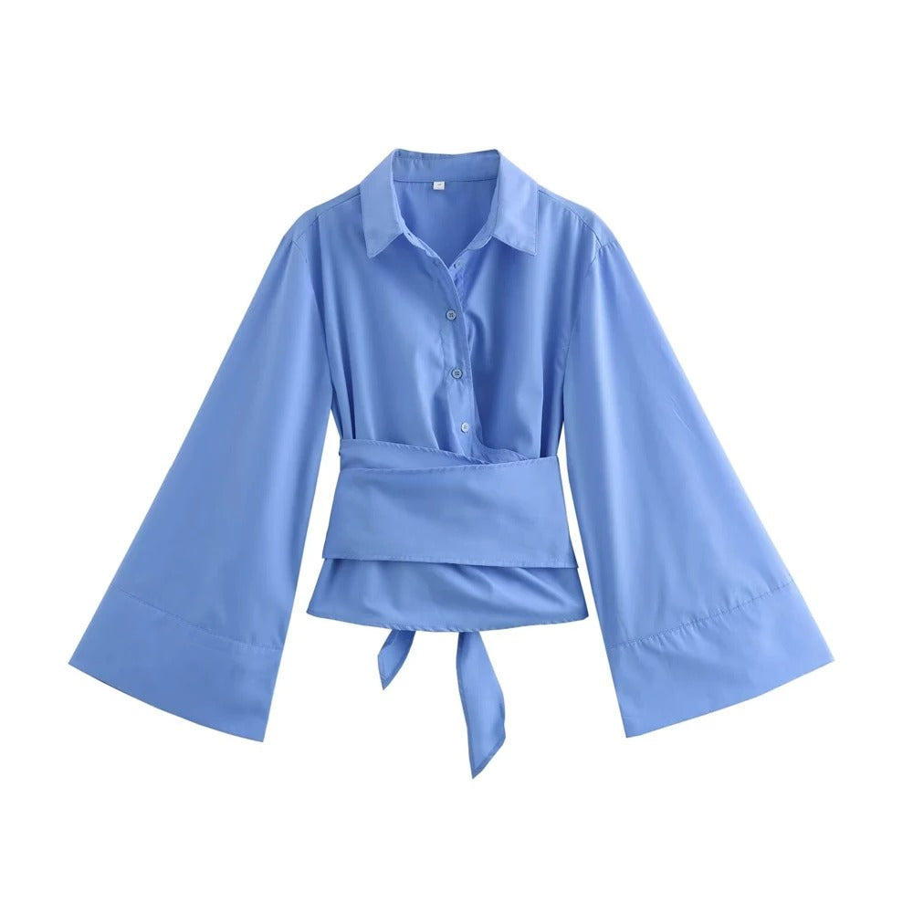 Modisches Model trägt eine weiße Damen Kimonobluse mit Schleifendetail, elegant und bürotauglich