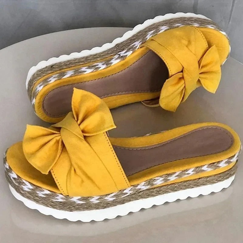 Svarte damesandaler med kileplattformhæl. Moderne slip-on sandaler, ideelle komfortsko.