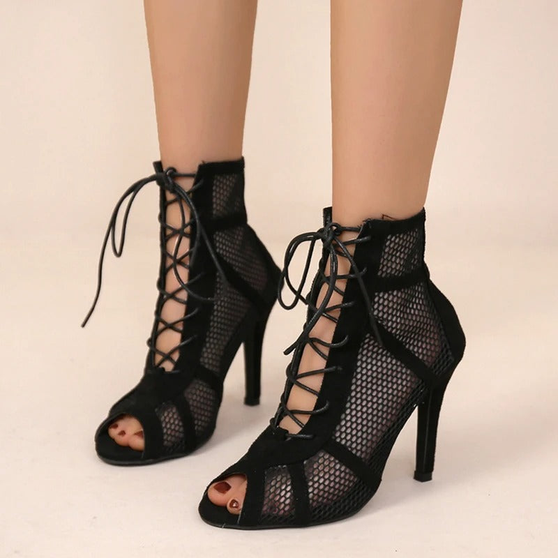 Elegante peep toe sandaler for damer med komfortabel hæl. Luftige og stilrene sommersko.