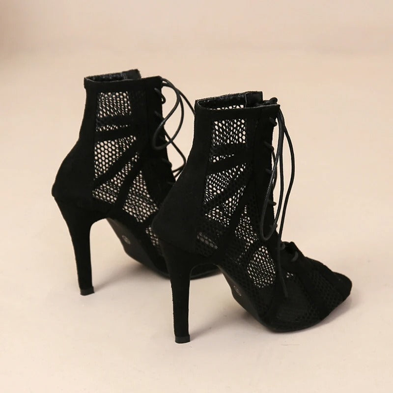 Pustende damesandaler med peep toe og hæler. En elegant og komfortabel sommersko for alle dager.