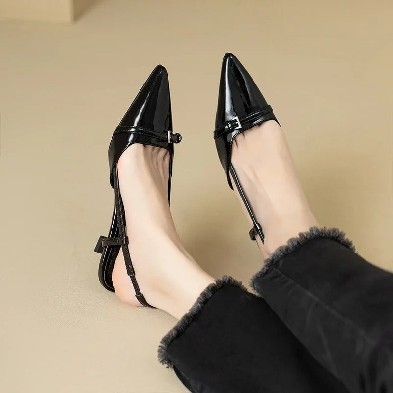Glamorøse glansfulle damesko med spiss tå, slingback og stabil mellomhøy hæl, veldig elegante.