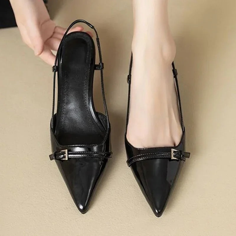 Trendy glansfulle sandaler med mellomhøy hæl, spiss tå og slingback-design for kvinner.