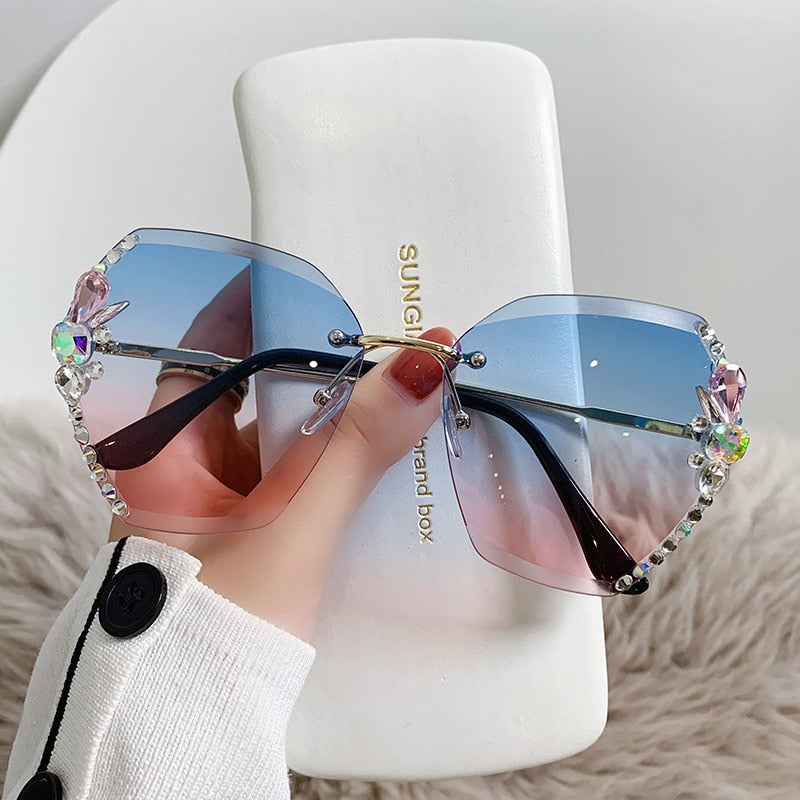 Vintage-inspirierte Damen Sonnenbrille, randlos, mit Strass und Goldrahmen, ideal für Sommer