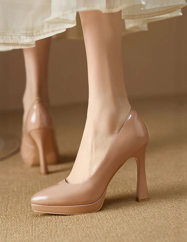 Klassiske svarte høye hæler for damer, med tidløst design. Ideelle pumps for fest og formelle antrekk.