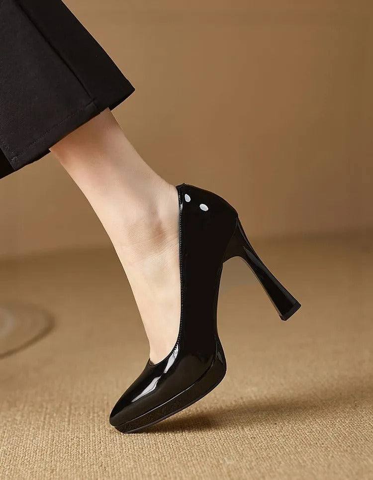 Allsidige høye hæler i tidløst design. Perfekte festsko og formelle pumps for kvinner i elegant svart eller beige.