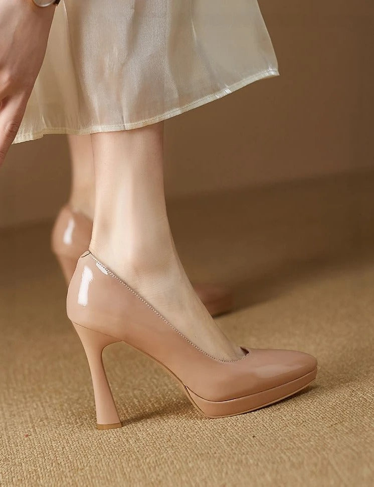 Klassiske pumps med høye hæler for kvinner. Tidløst design gjør dem ideelle som elegante fest- eller formelle sko.
