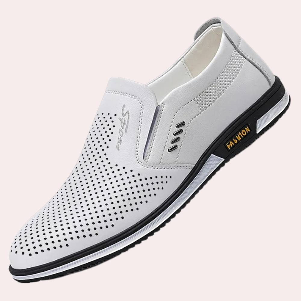 Detaljbilde av pustende og lettvekt loafers herresko for komfortabel sommerstil.