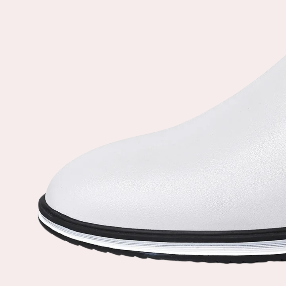 Stilige herresko loafers på foten, ideelle for hverdagsbruk og en moderne vårlook.