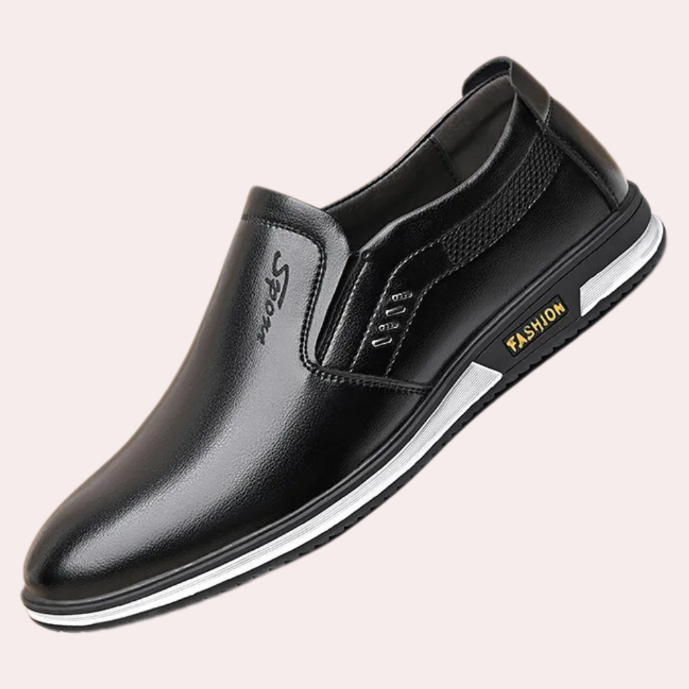 Nærbilde av såle på pustende herresko loafers, designet for optimal komfort og stil.
