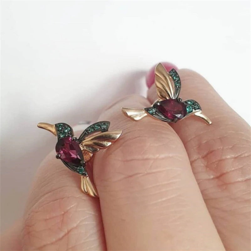 Vakre kolibri dråpeøreringer med glitrende zirkonia steiner, et perfekt tilbehør til antrekket.