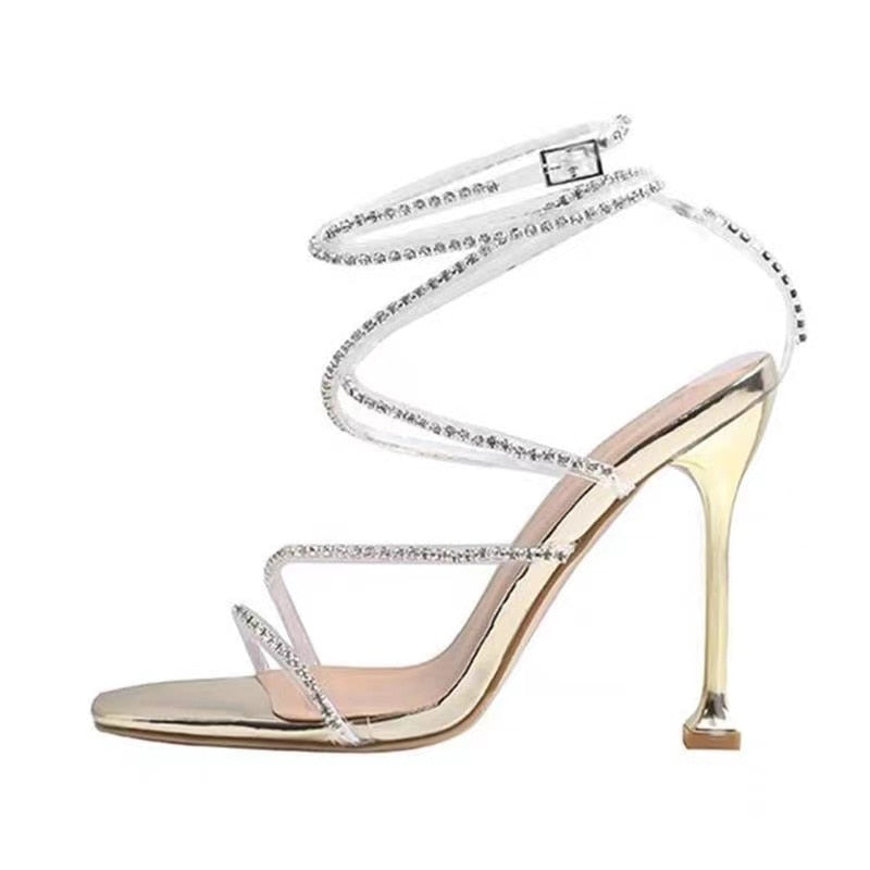 Elegante krystall stiletthæler med ankelreim. Perfekt for bryllup, fest og selskapsstil. Damesandaler.