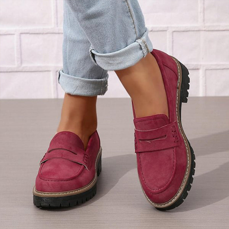 Kvinner bruker komfortable slip-on loafers, elegante retrodesign damesko for en casual chic look.