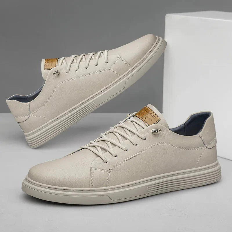 Hvite menns sneakers i Oxford-stil, gir et stilrent og moderne uttrykk. Komfortable snøresko for menn.