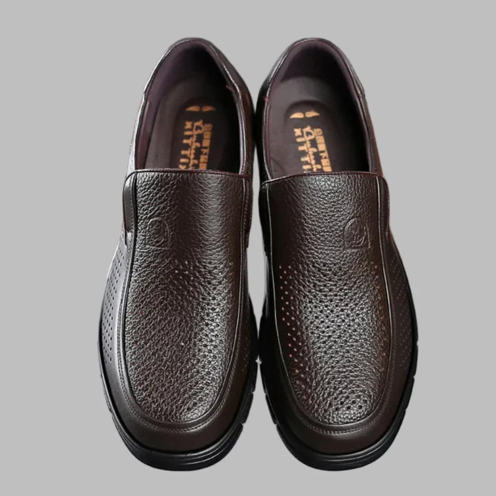Menns plysjforede skinnloafers. Perforert overflate gir pustende komfort hele dagen.