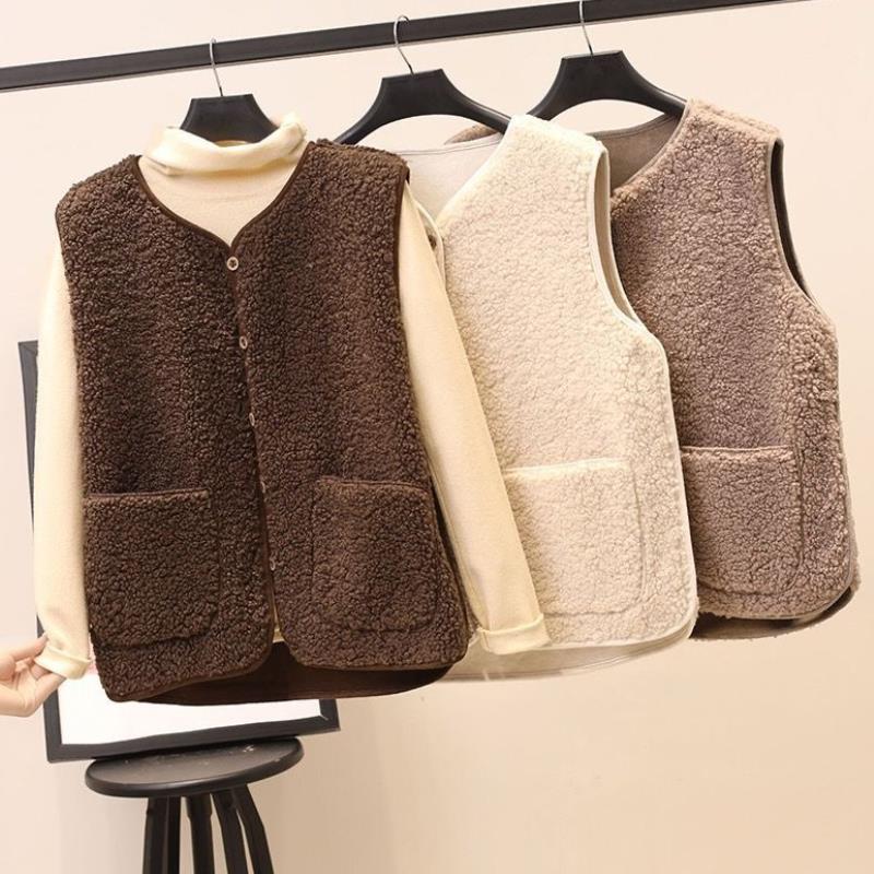 Beige Lammfell-Wickelweste für Damen, ärmellos und elegant, ideal für den winterlichen Lagenlook