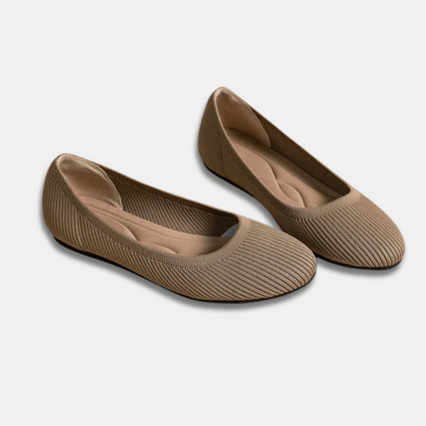 Sideprofil av sorte ballerinasko i skinn, viser flat såle og elegant design, komfortable damesko.