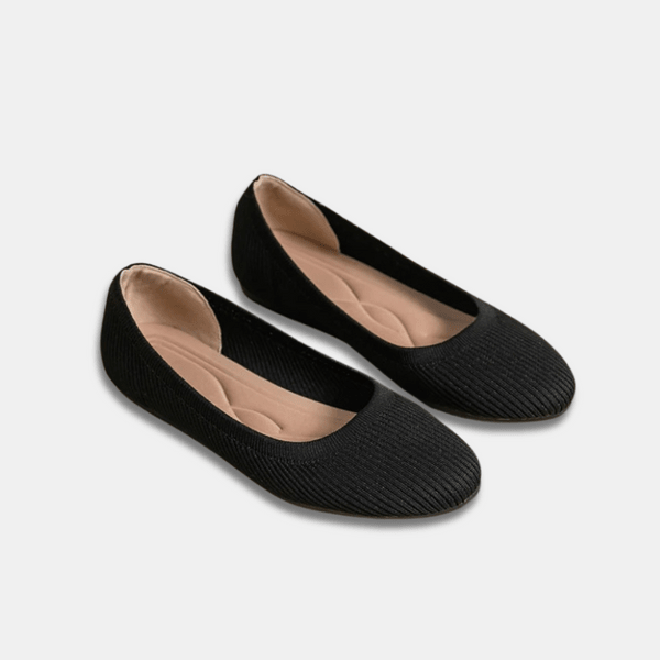 Enkel og elegant ballerinasko i glatt skinn, svarte damesko for komfortabel hverdagsbruk.