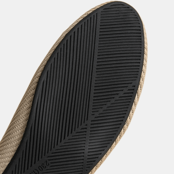 Beige ballerinasko i semsket skinn for dame, stilige og komfortable flats ideelle for casual bruk.