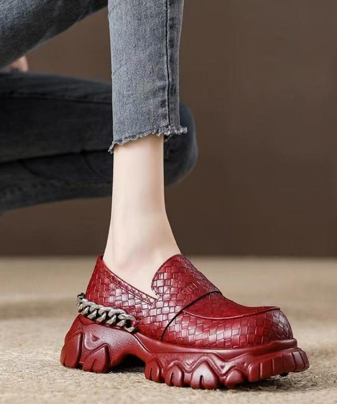 Moderne svarte plattform loafers til dame, kombinerer elegant stil med komfort for en trendy hverdagslook.
