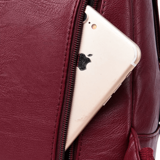 Nahansicht der Nähte des Lederrucksacks, präzise Handwerkskunst, Damen Tasche casual