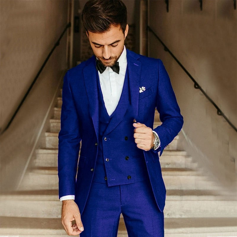 Formeller Herrenanzug: marineblauer Blazer, Weste und Hose, perfekt für Business und festliche Anlässe.