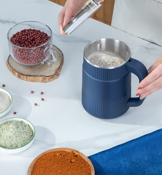 Ferskt, næringsrikt mel med elektrisk kornmølle for sunn matlaging og hjemmebaking. Praktisk.
